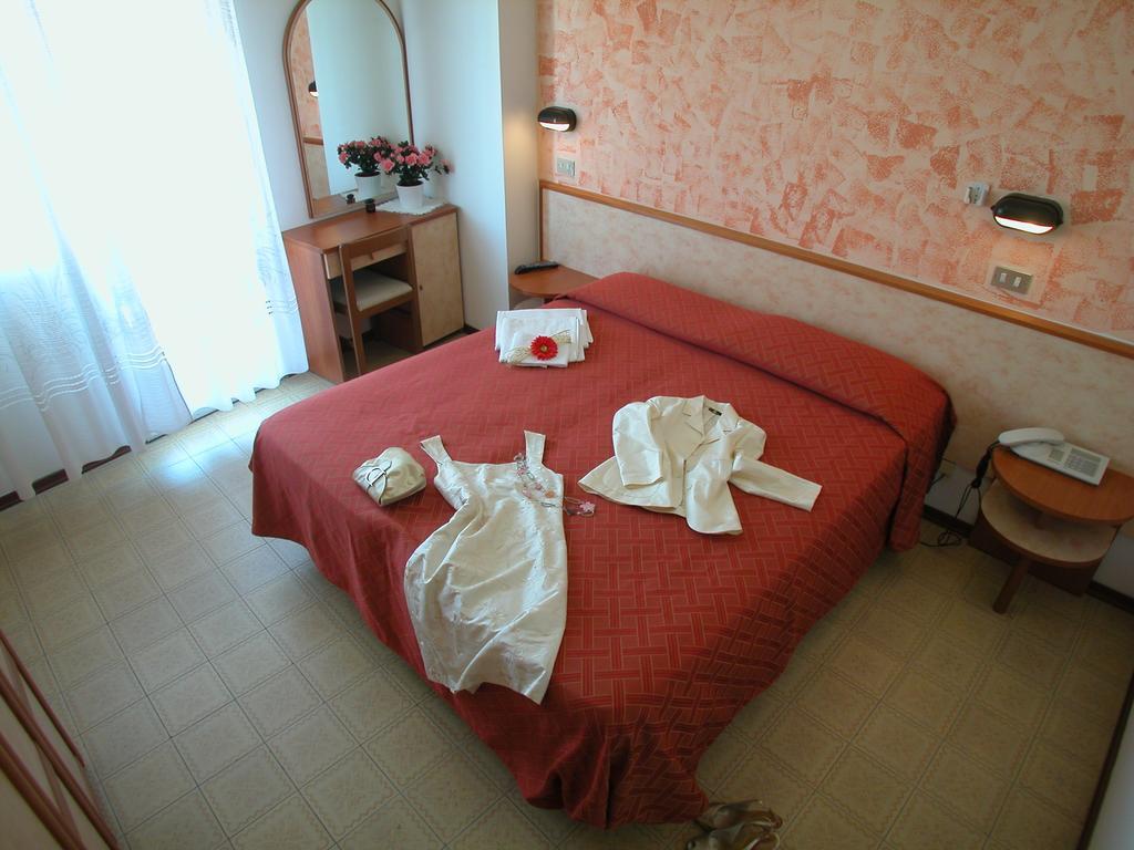 Tyc Hotel Torre Pedrera Kamer foto