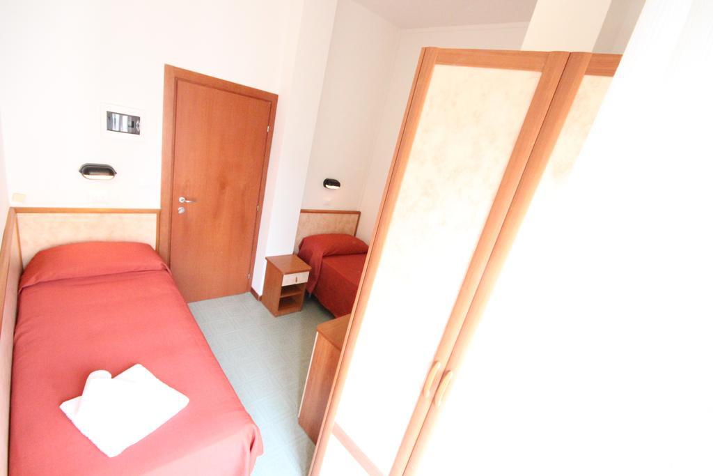 Tyc Hotel Torre Pedrera Kamer foto